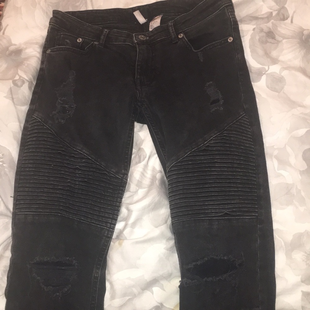 Black ripped moto jean